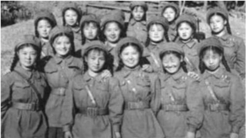 1951年3月，经过两个月集训的3600多名湖南女孩子穿戴着崭新的军装，在父老乡亲的依依惜别中，在震耳欲聋的欢送锣鼓中，从长沙登火车西行。到了新疆后，恐怖的气氛笼罩着每个人，这时她们才从革命的狂热中醒悟：为什么一个大军区的招聘团只收女兵？