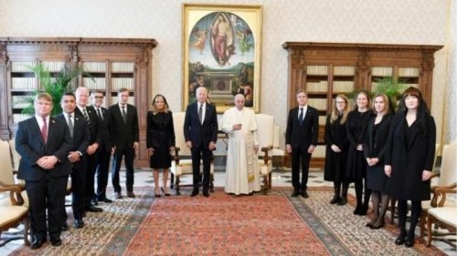 拜登10月29日与教皇方济各（Pope Francis），在梵蒂冈会晤。之前安排的全场直播，却临时被取消，令外界怀疑两人的关系状况。