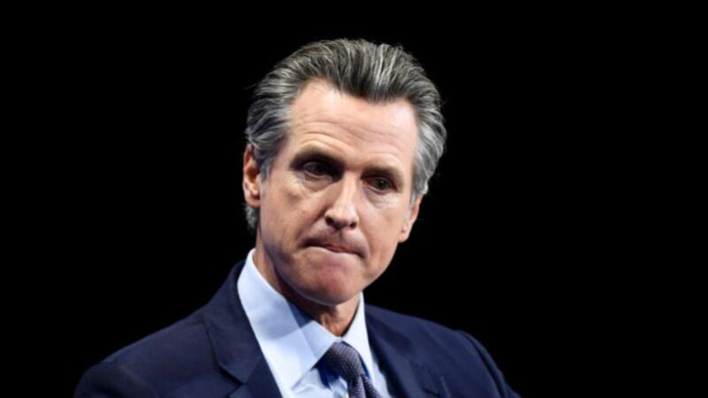 加州州长加文·纽森(Gavin Newsom)10月底接种中共病毒（COVID-19）疫苗加强针后，突然从公众视野消失近两周，外界盛传他打疫苗后发生严重副作用。日前，他再次回归公众视野，对自己缺席世界气候峰会进行了解释，但对于是否遭受了严重疫苗副作用的问题他却答非所问。 