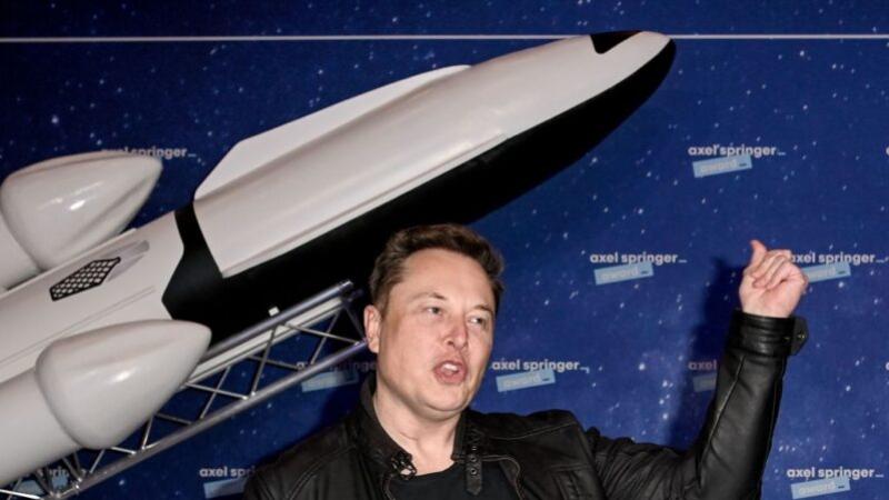 特斯拉（Tesla）执行长马斯克日前在推特发起投票、问粉丝是否该出脱持股后，10日曝光的监管文件显示，他已卖出93.4万股，套现约11亿美元，以支付与行使股票期权相关的税款。 