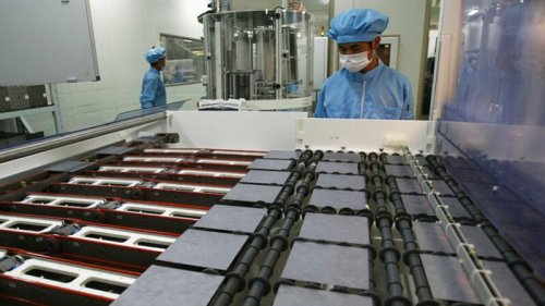中共正在加快实施取代美国和外国技术的计划，悄悄授权一个秘密的政府支持组织来审查和批准从云到半导体等敏感领域的本地供应商，并建立“白名单”，使北京有更多杠杆在敏感领域取代外国公司。 