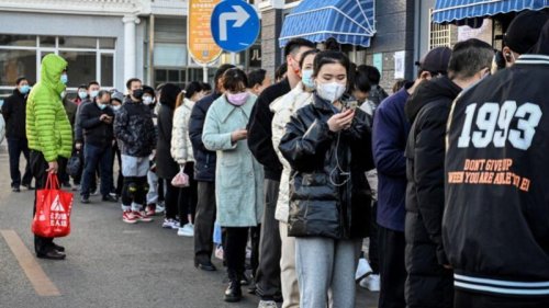 随着冬奥会临近，北京风声鹤唳，自11月17日起施行最严厉的防控措施，严控人员进京。北京警方声称，将“逢车必查、逢人必核”。 