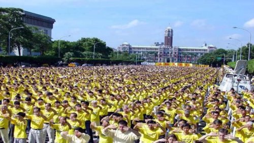 中共加剧打压胁迫台湾，媒体(24日)报导，中华民国陆委会将反制，提出中共迫害人权的高官名单，禁止入境。台湾法轮功人权律师团表示，(24日)已向陆委会提交一份，在全球30个国家，被刑事控告、民事起诉的，数十名中共高官名单，包括江泽民、曾庆红、刘京等人。 