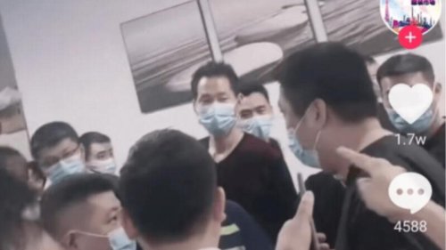 继跨境电商Vova爆雷被查后，中国知名跨境电商平台墨灿近日也宣告倒闭。大批供应商急忙上门讨债，却仅得到一份盖有墨灿公章的“承诺书”，其深圳分公司更早已人去楼空。有自称VOVA前员工爆料称，VOVA和墨灿是同一个老板，这两家公司先后出事是多米诺骨牌效应使然。 