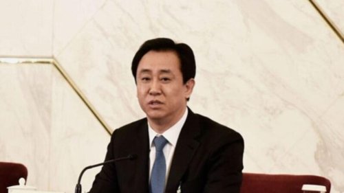 恒大集团创办人许家印日前抛售12亿股恒大股份，套现26亿港元。知情人士透露，许家印此次减持所得都将用于偿还恒大债务。