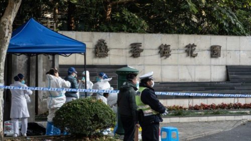 上海市疫情再度升温，两天内紧急关闭20多家医院，引发民众恐慌，担心疫情已经扩散。上海官方为此紧急辟谣，但许多网友仍表示质疑。 