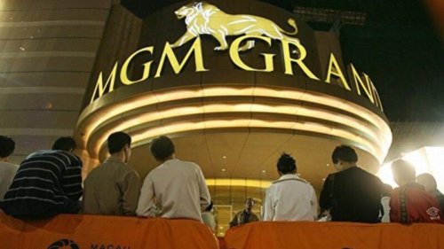 日前澳门娱乐大亨周焯华涉嫌在中国境内开设赌场，被温州市检察院批捕。此前周曾任广东政协委员，屡获中共官媒报导。 