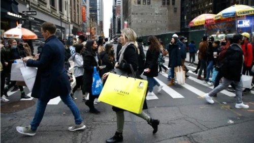 过去一周，美国多个城市特别是加州发生了一系列“快闪”或打砸抢式的劫案。有评论指出，问题出在多年来左派宣扬随心所欲、暴力和不道德行为标准上。 