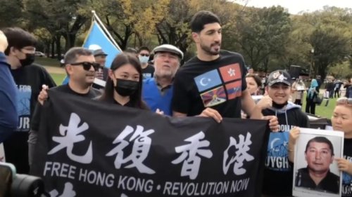 11月29日，NBA球星坎特(Enes Kanter)将成为美国公民。有消息传出，这位勇于抨击中国人权纪录的球星届时将改姓，以彰显他毕生的追求-自由。 