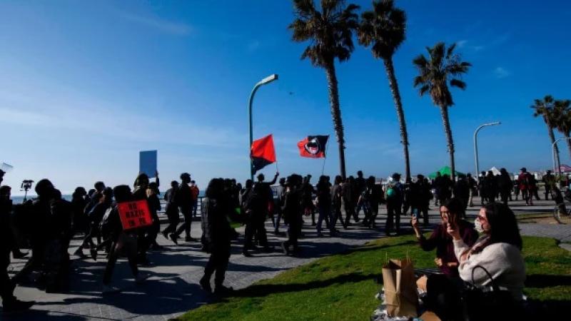  美国加利福尼亚州圣地亚哥至少有10名自我认同的“反法”（安提法，Antifa）成员被指控犯有与2021年早些时候发生的事件有关的“暴力犯罪行为”。指控称，被告“据称试图阻挠2021年1月9日在圣地亚哥举行的美国总统唐纳德．川普（特朗普）（Donald Trump）的集会”。 