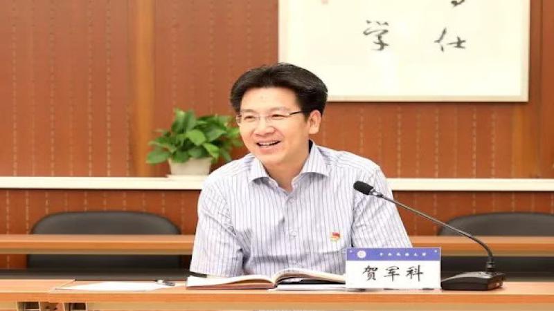 12月7日，据报道，12月1日，习近平的亲信、中共“中组部”部长陈希十分蹊跷地做出一些重大暗示。陈希在党媒《人民日报》发表了一篇阐释“19届6中全会精神”的文章，题目很有意思：《必须抓好后继有人这个根本大计》。最新的海外社交媒体消息，陈希已和一人详谈，而此人正是习近平“中意“的直接接班人，他既不是陈敏尔，也不李强，更不是胡春华，而是现任团中央第一书记的贺军科。