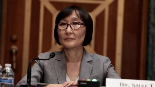 索尔．奥玛洛娃（Saule Omarova），乔．拜登（Joe Biden）挑选的美国货币审计长已宣布退出任职考虑。  因为她有争议的学术著作和提议，包括她倡导的“我们所知道的”银行业终结，奥玛洛娃面临美国银行业和共和党人的广泛反对，以及中间派民主党的质疑。 