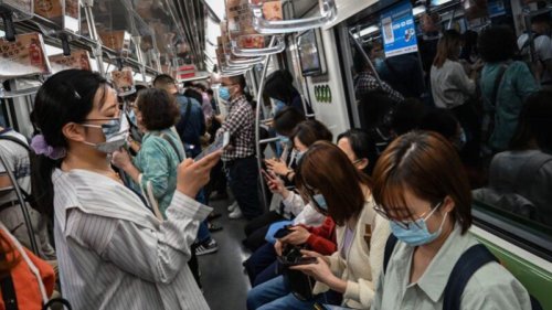 中国多省公务员悄悄降薪，浙江一名女公务员日前披露，她的薪水骤减了25%，约5万元人民币，消息引发舆论热议。稍早前，有中共体制内经济学者示警，中国经济进入最困难时期，苦日子要来了。 