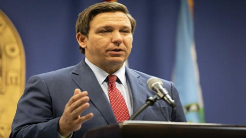 美国佛罗里达州州长罗恩·德桑蒂斯（Ron DeSantis）在其2022-2023年预算中拨出了800万美元，用于将非法移民送出阳光之州。 