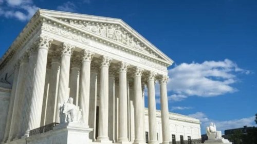 拜登（Biden）本周在法庭上遭遇挫折，美国乔治亚州的一名联邦法官暂停了他对联邦承包商的COVID-19病毒疫苗强制令，这对拜登政府的议程造成了最新的法律打击。 