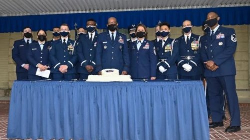 美国空军已经解雇了27名拒绝接种COVID-19病毒疫苗的军人，这使他们成为官方认证的第一批因不遵守接种规定而被撤职的美国军人。 