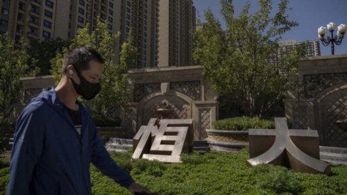 路透社援引两名知情人士透露，中共当局正在审查中国恒大集团及恒大董事局主席许家印的资产，但预计恒大目前不会低价出售。知情人士还称，恒大的可流动资金严重匮乏，以往的国资重组方式不一定适合恒大。