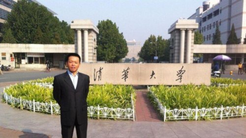 六个警察拿六根电棍电击俞平近一个小时，他的皮肤上布满了水泡、血泡。他当时是北京清华大学的博士生。 