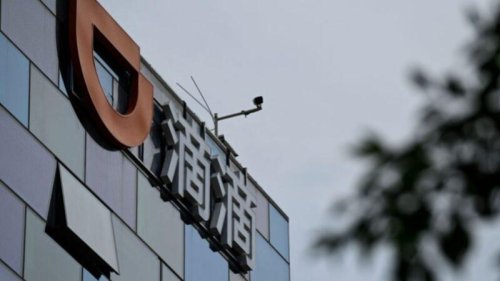 中共政府近年来开始获取民企的“黄金股”，以很低的代价取得民企决策权，屡遭当局打压的网约车巨头滴滴出行日前也在与政府商讨此事。