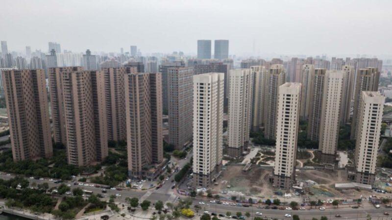 中国经济下行，多地房价大跌。许多贷款购房者或被迫、或主动放弃继续支付房贷。在阿里平台挂牌的法拍房数量从2017年的9000多套飙升到今年的168万套。 