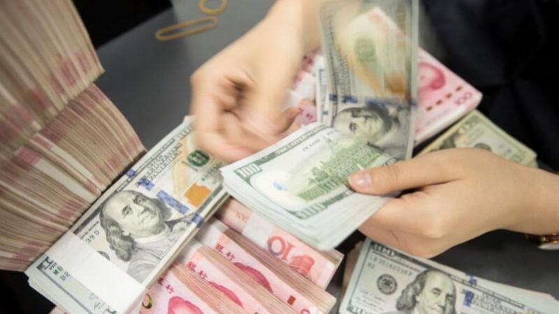 中国房地产行业近期频传债务违约，外国投资者对中共政府能否为企业偿还外债提供足够外汇的担忧日益加剧。现在中共掌握的外汇总储备与外债总额基本相当，但同时外商在中国的直接投资已超过中共的外汇储备。一旦外商撤资，中共在外汇支付方面将捉襟见肘。 