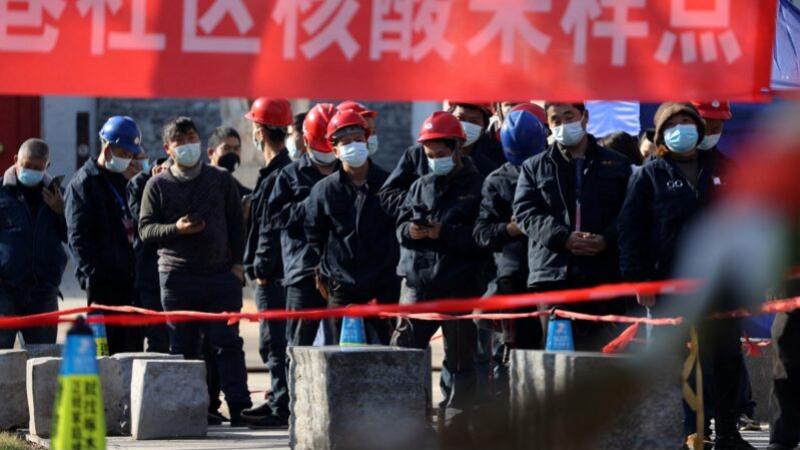 拥有1300万人口的西安市因疫情紧急封城，市民连夜抢购生活物资，市场内人潮汹涌，还有被封闭多日的市民因“物资紧缺”在网络上求救。目前，西安与当初武汉封城的情形极为相似，当地市民对此感到担忧。 