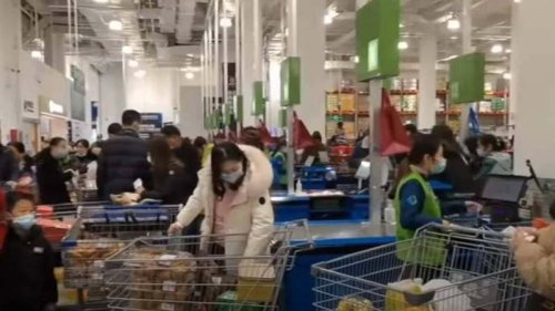 美国沃尔玛旗下山姆会员店因为下架新疆产品，遭中国小粉红高喊抵制。但陆媒指，一些山姆门店并未出现退卡潮。网传视频显示，有的门店内依旧人满为患。