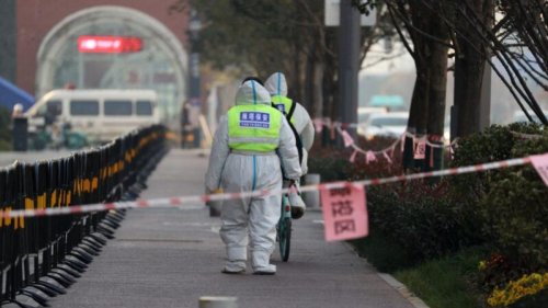 中国西安的中共病毒（COVID-19）疫情继续升温，当地政府采取的封锁管控措施也越来越严厉。在全市居民被无差别封锁在家中后，民怨大增。有外地考生被困西安，一度面临断粮危机。 