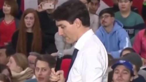 加拿大人质问特鲁多：你把我们出卖给了全球主义！你不是在为加拿大工作。你是在为你的全球主义伙伴工作。我想知道他们付给你多少钱来背叛加拿大？