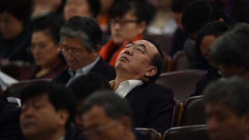 中共党报批评不少官员拒绝提拔，其中提到有人是为了留任敛财，有人是害怕贪污露馅，有人则是“为了不干错，干脆不干事”。 