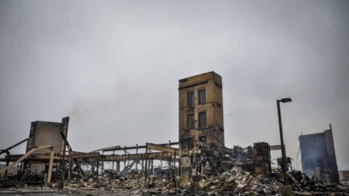 美国科罗拉多州数个小镇，日前遭野火快速摧毁近1000栋房舍，令人震惊的空拍画面显示，整个区域几乎被烧成灰烬，仅有几栋房舍神奇地几乎毫发无伤。目前已知有3人失踪。