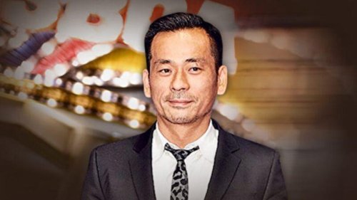 黑头套，两只露出眼洞，一个全身黑衣的男子在众人的聚焦下被押上了警车，锁着他双手的手铐显得锃亮而醒目。  此人就是澳门有名的赌业大亨和娱乐大亨，绰号“洗米华”，太阳城集团董事会主席周焯华。这已不再是周焯华出品的警匪片中的一幕，而是他现实人生中刚刚上演的真景实镜。
