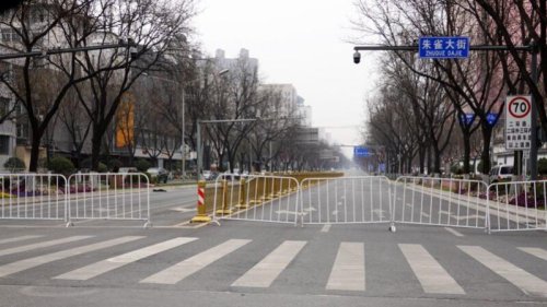 中国西安市遭遇野蛮封城，众多曾经狂热的“爱国”网民也开始呼救。一名曾经辱骂武汉作家方方的小粉红求救，不但遭官方无视，还被其他网民讥讽。