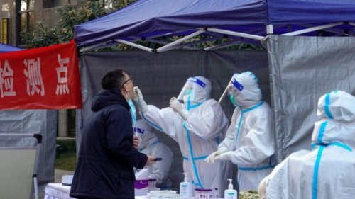北京这一轮疫情已持续一个多月，在官方通报“社会面清零”3天后，5月30号又出现疫情，网上视频显示，很多小区居民被拉走隔离。
