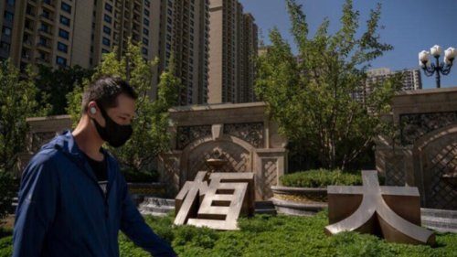 深陷债务危机的中国地产商龙头恒大集团暂停港股交易一天后，4日宣布复牌，但未提停牌原因。恢复交易后，恒大股价突然一度大涨逾10%。