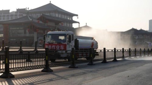 西安封城十多天后，西安咸阳国际机场突然宣布，自5日起暂停国际客运航线营运，但未说明原因，引发舆论热议。