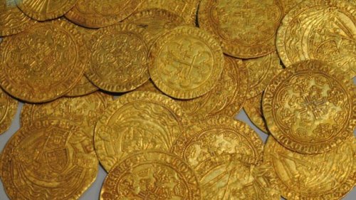 英国1名男子意外挖到1枚英国史上第一批铸造的金币，据估价达40万英镑（约545000美元）。该批金币目前世界上仅存8枚，极为罕见。