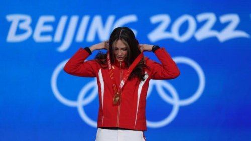 在美国出生的谷爱凌为中国获得北京冬奥一枚金牌，在她的国籍引发关注后，两个奥林匹克网站删除了有关她公民身份相互矛盾的信息。
