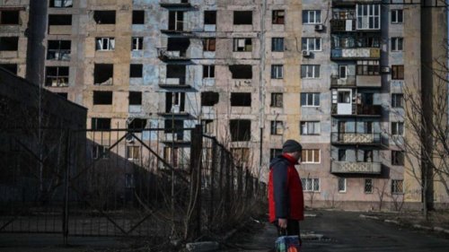 乌克兰战乱连年，维利契科（Anna Velichko）住的高楼被炮弹炸得面目全非，现在只剩一小部分可以住人，若是俄罗斯入侵，状况只怕更惨不忍睹。