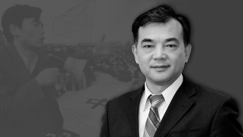 中国前六四学运领袖、美国纽约知名华人律师李进进3月14日上午在纽约办公室内突遭遇刺身亡，震动华人圈。嫌犯张晓宁（Xiaoning Zhang）3月15日晚由法拉盛109分局警员押送移交检方，将被控谋杀等罪名。海外著名民运先锋魏京生透露凶女杀害李进进细节。
