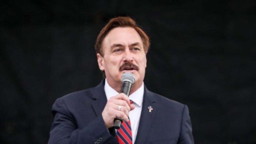 MyPillow首席执行官迈克‧林德尔（Mike Lindell）宣布，在账户被关闭一年后，他周日（5月1日）重新加入了推特（Twitter），不过很快就被举报，并被再次禁止登录该平台。