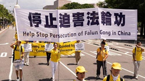 大连51岁的法轮功学员丁国晨在看守所被迫害致脑出血后，于2021年2月23日被金州法院冤判两年，罚金5,000元；其妻同时遭冤判三年，罚金8,000元。在中共不法人员的不断骚扰下，丁国晨于2022年4月30日含冤离世。