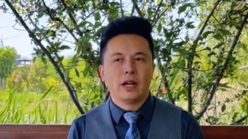 中国一个自称“马一龙”的男子近日在微博发布了几段视频短片一夜爆红，因为他的长相看起来太像特斯拉CEO埃隆·马斯克(Elon Musk)，让一众中国网友大为惊叹。“中国版马斯克”迅速在中国网络社交平台冲上热搜榜第一。马斯克本人随后在推特发帖喊话，想见见这个中国“分身”。