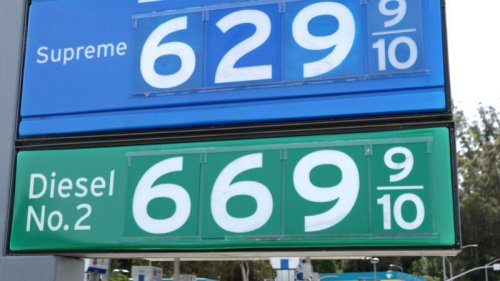 美国加油站的油价已经飙升至新高，美国经济面临又一轮打击。