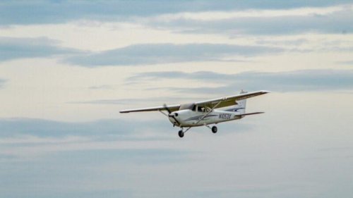 5月10日，美国佛罗里达州发生一起空中惊魂事件。一架小型飞机的飞行员在飞行途中突然昏迷，所幸机上一名乘客向塔台求救，并且在塔台人员的指示下，让飞机安全地降落在机场。令人觉得不可思议的是，该名乘客毫无飞行经验。