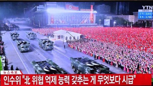 朝鲜疫情正在爆炸性飙升。朝鲜官方终于承认，该国已有数十万人出现原因不明的发热症状。