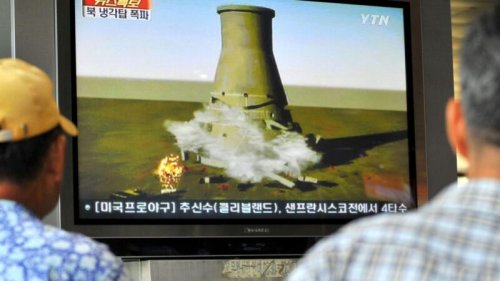 朝鲜正伺机重振其核能力。新的卫星图像和熟悉美国朝鲜情报报告的消息来源，最近几周，朝鲜似乎重新恢复了一个长期休眠的核反应堆的建设，一旦建成，其生产核武器原料钚的能力将得到极大地提高。