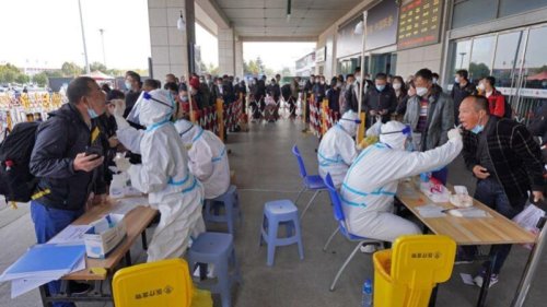 中共“坚持清零”，催生核酸检测暴利行业。当局宣布大城市将建核酸“采样圈”，核酸检测疑将“常态化”。党媒称，检测员成为抢手行业。