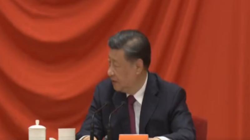 习近平5月10日在北京大会堂讲话。中共央视直播出现他讲话中途扭头的镜头，以及提及“鼓掌”的画外音。目前央视视频中已将该片段剪掉。