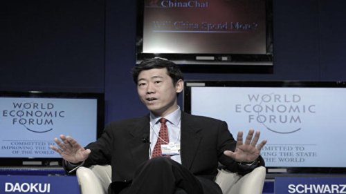 中共当局清零防疫政策下推出严厉封控措施，引发民怨沸腾。不过，知名经济学家李稻葵日前竟公开表示，中共这两年抗疫下来，百姓人均增寿十天。他还建议把一线工人“集中起来建板房，在工厂旁边隔离，一边隔离一边生产”。其言论引发网友炮轰。